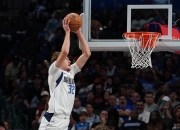 开云-浓眉哥在独行侠比赛中高光表现，战术调整引发热议！的简单介绍