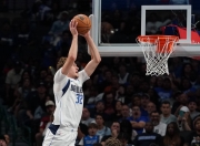 开云-浓眉哥在独行侠比赛中高光表现，战术调整引发热议！的简单介绍